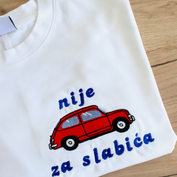 Pronađi savršenu majicu za sebe ili tvoje prijatelje! Istraži veliki izbor majica sa vezom ili drugim natpisima i printovima!