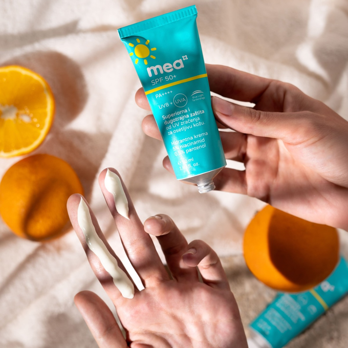 Širok spektar zaštite od UVA, UVB zraka i plavog svetla uz aktivne sastojke poput niacinamida i pantenola koji dodatno neguju kožu.