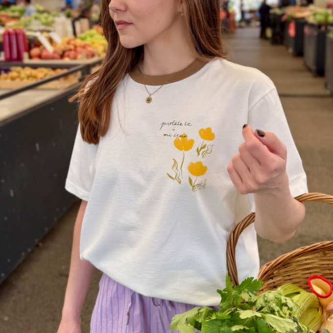 Stigla je nova prolećna kolekcija – puna boja, svežine i malih stvari koje donose proleće u svaki dan. Od majica,  cegera i aksesoara do dekoracije i unikatnih komada, pronađi nešto što će uneti prolećnu energiju u tvoj stil i dom. 