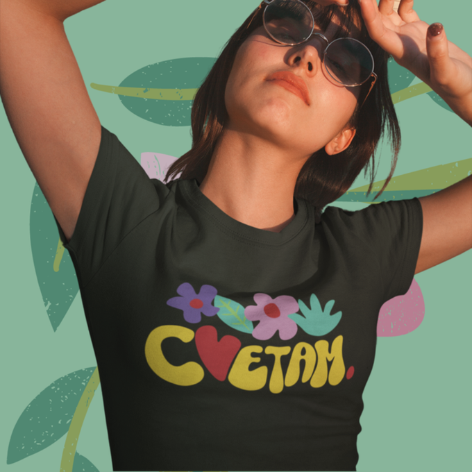 Stigla je nova prolećna kolekcija – puna boja, svežine i malih stvari koje donose proleće u svaki dan. Od majica,  cegera i aksesoara do dekoracije i unikatnih komada, pronađi nešto što će uneti prolećnu energiju u tvoj stil i dom. 