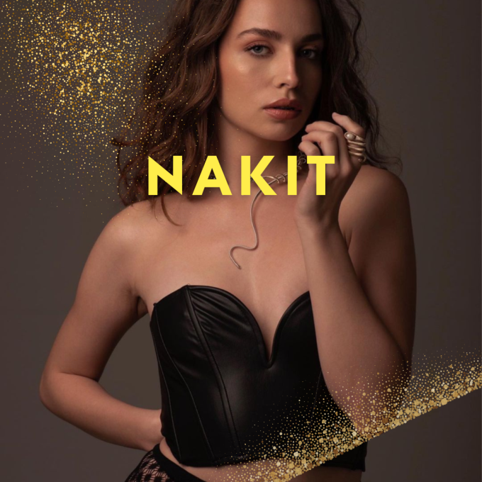 Nekad je dovoljan samo jedan komad nakita da ti ulepša dan. Bilo da biraš poklon za nju ili želiš da obraduješ sebe, u našoj prazničnoj kolekciji  nakita pronaći ćeš ručno rađeno i unikatno prstenje, ogrlice, narukvice i minđuše.