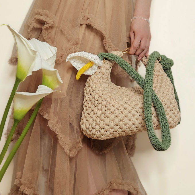 Proleće je stiglo na Komunu — sa njim i lagane, razigrane kolekcije koje slave boje, teksture i male radosti svakodnevice. Otkrij pažljivo birane komade domaćih brendova koji unose svežinu i toplinu u svaki tvoj dan.