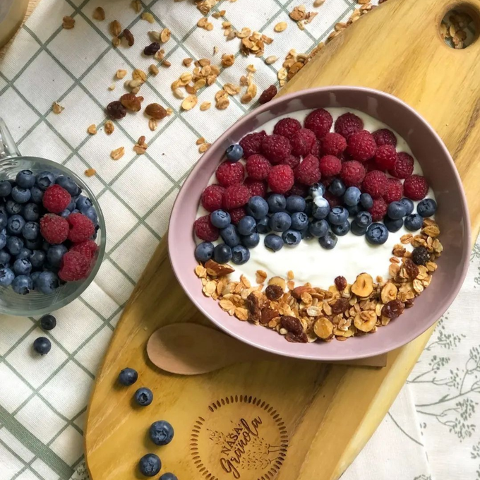Granola puna pažljivo biranih sastojaka koji pružaju savršen spoj ukusa i energije. Idealna za zdrav početak dana ili kao hranljiv međuobrok u svakom trenutku.