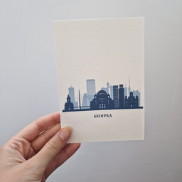 Bela art kartica sa plavom ilustracijom panorame Beograda i natpisom Београд