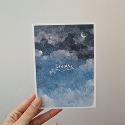 Bela art kartica sa akvarel ilustracijom noćnog neba, meseca i oblaka, sa natpisom Breathe