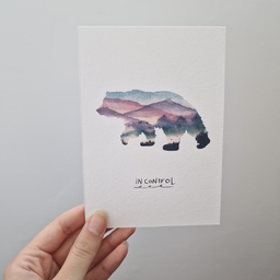 Bela art kartica sa ilustracijom medveda u akvarel stilu planinskog pejzaža i natpisom In Control