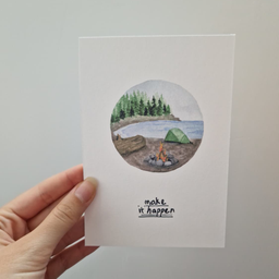Bela art kartica sa akvarel ilustracijom šatora, logorske vatre i šume pored jezera, sa natpisom Make it happen