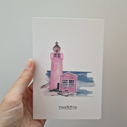 Bela art kartica sa akvarel ilustracijom roze svetionika pored mora i natpisom Manifesting