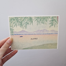 Bela art kartica sa pejzažom jezera i planina, čamac na vodi i natpis Reconnect