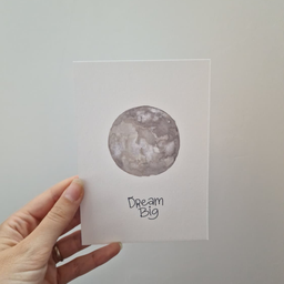 Bela art kartica sa akvarel ilustracijom meseca u sivim tonovima i natpisom Dream Big