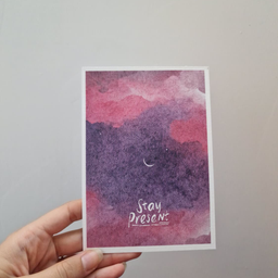 Bela art kartica sa akvarel ilustracijom noćnog neba u ljubičasto-ružičastim tonovima i natpisom Stay Present