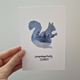 Bela art kartica sa akvarel ilustracijom plave veverice u kojoj se vidi šuma, i natpisom Unapologetically Myself