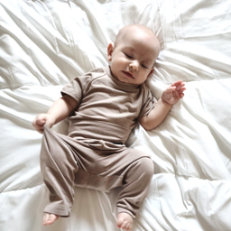 beba u bež kompletu od bambusa