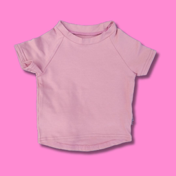 roze majica na roze pozadini