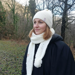 Vunena kapa bele boje i beli mrezasti sal