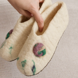 Bele patofne sa šarenim detaljima