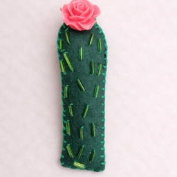 Rucno radjen bros od filca. Dimenzije 10x3cm