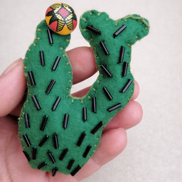 Rucno radjen bros od filca. Dimenzije 9x5cm.