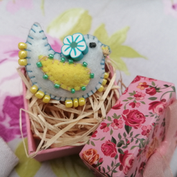 Ručno rađen, unikatan broš napravljen od filca. Ptičica je izvežena, sve je ušiveno, ništa nije lepljeno.