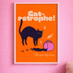 A4 poster sa belim ramom sa ilustracijom crne mačke i natpisom Cat-astrophe na narandžastoj pozadini, postavljen na past