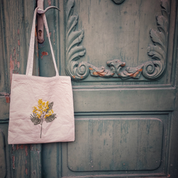 Ceger sa ručno vezenim motivom mimoze