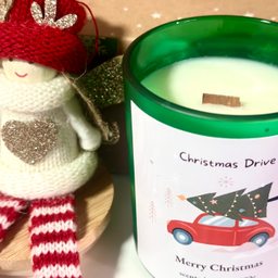 Mirisna sveća Le Chéri Christmas Drive sa notama karamele i marshmallowa u toplom božićnom enterijeru.