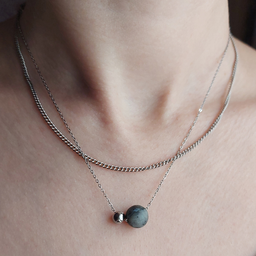 001. Dupla ogrlica sa crnim labradoritom (larvikitom), na modelu