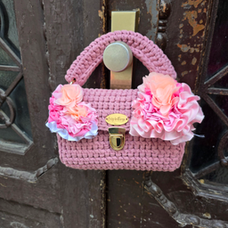 Model Flora 🌸 Ručno rađena torba nežnih detalja i romantičnog duha ✨ Savršena za svaki dan, ali i posebne trenutke.