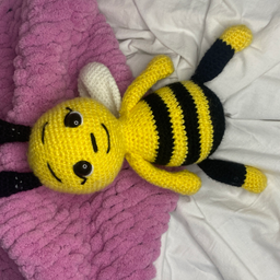 Heklana igračka za bebu - Pčelica
