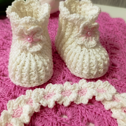 Poklon set za bebu bele čizmice i traka za kosu