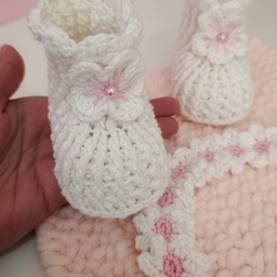 Poklon set za bebu heklane pamučne čizmice i traka za kosu