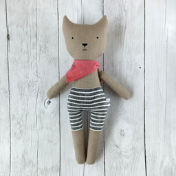 Šivena igračka mačak u pantalonama na pruge i maramom oko vrata na svetloj pozadini