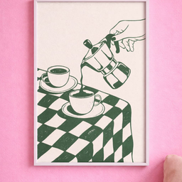 A4 poster sa belim ramom sa ilustracijom moka kafetijere koja sipa kafu u šolju na zeleno-belom kariranom stolu, postavl