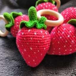 🍓 Heklane jagodice za najmlađe ruke 🍓  Ručno rađene sa puno ljubavi, ove preslatke jagodice su više od igračke 