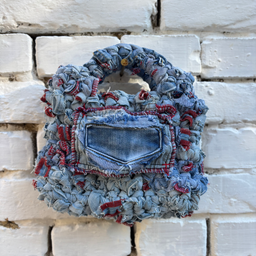 JUST RECYCLE - heklana trobica od plavog džinsa sa crvenim šavovima