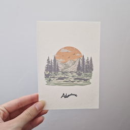 Bela art kartica sa ilustracijom planina, šume i zalaska sunca, natpis Adventure