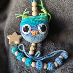 Komplet koji sadrži lančić za cucu i zvečku - visilicu