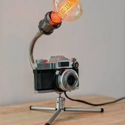 Lampa  sa Vintage Contaflex Kamerom 