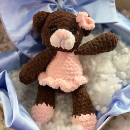 Heklani meda, punjen silikonskim antialerfijskim lunjenjem. Meda je dimenzije oko 28cm. 