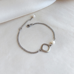 001. Narukvica kocka i biser