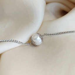 001. narukvica sa slatkovodnim biserom i cvetićima sa strane