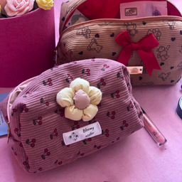 Neseser sa višnjicama i cvetom