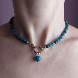 001. Ogrlica niska, sa apatitom i priveskom, na modelu