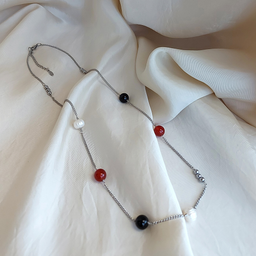 001. Ogrlica sa oniksom, karneolom, hematitom i biserom