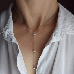 001. Ogrlica sa 3 mini slatkovodna bisera, za otvoren dekolte, na modelu