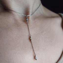 001. Ogrlica sa 3 mini mesečeva kamena, za otvoren dekolte, na modelu