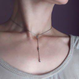 005. Ogrlica sa 3 mini mesečeva kamena, za otvoren dekolte, na modelu