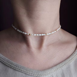 001. Ogrlica sa biserima, niska, na modelu prikazano najkraće kačenje