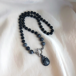001. Ogrlica sa crnim labradoritima i oniksima, kopča napred