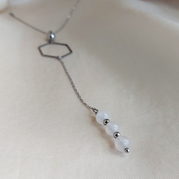 001. Ogrlica sa heksagonom i rozenkvarcom